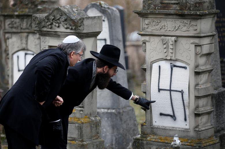 صلیب شکسته هیتلر روی قبرهای یهودیان فرانسه + تصاویر