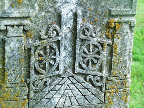 مفهوم‌شناسی نماد سنگ قبر در ادیان و عرفان‌های شناخته شده جهان