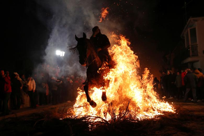 آیین مذهبی عبور اسب‌ها از آتش در اسپانیا + تصاویر
