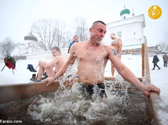 تصاویر/ غسل تعمید مسیحیان ارتدوکس در حوضچه‌های آب یخ