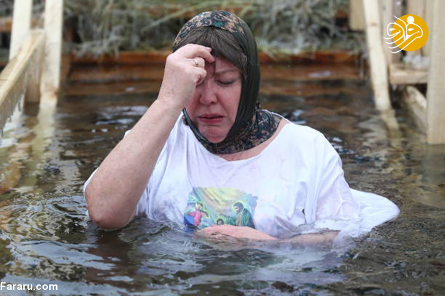 تصاویر/ غسل تعمید مسیحیان ارتدوکس در حوضچه‌های آب یختصاویر/ غسل تعمید مسیحیان ارتدوکس در حوضچه‌های آب یخ