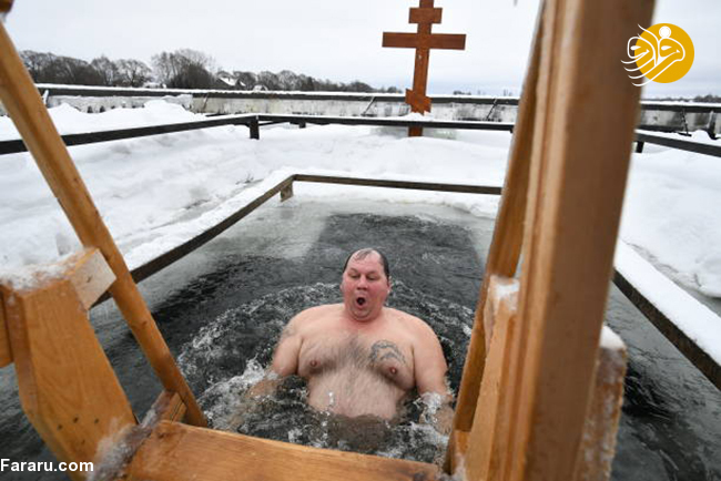 تصاویر/ غسل تعمید مسیحیان ارتدوکس در حوضچه‌های آب یخ