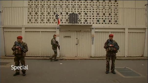 نگهبانان مسلح در بیرون یک کنیسه در پاریس