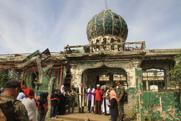 دعای میان ادیانی مسلمانان و مسیحیان فیلیپین در ویرانه های مسجد و کلیسا
