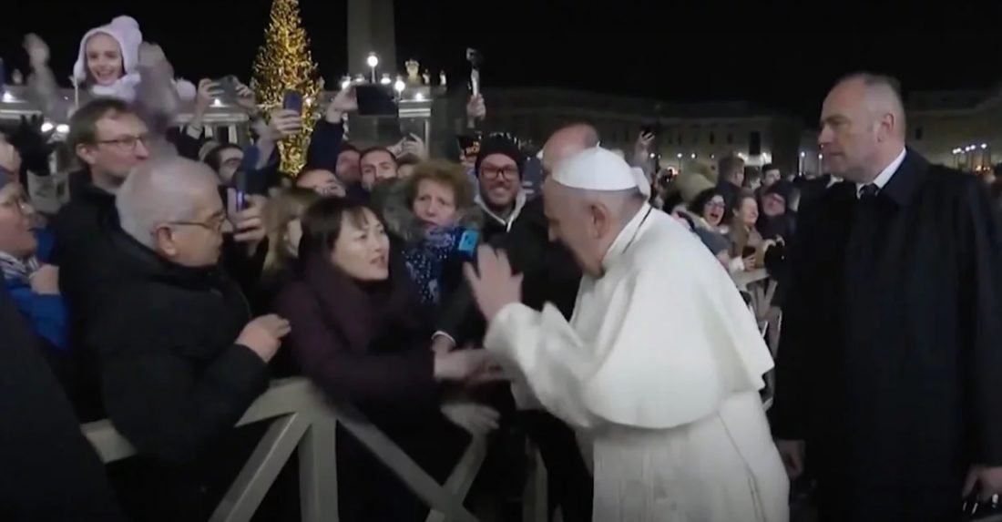پاپ فرانسیس برای رفتار تند با یکی از زنان هواداراش، عذرخواهی کرد
