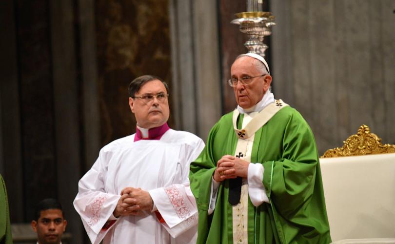 پاپ فرانسیس راه را برای لغو تجرد اجباری كشیش‌ها هموار کرد