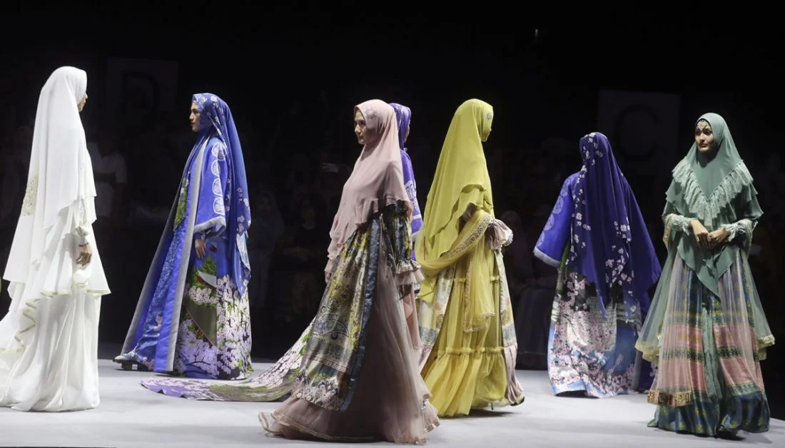 مدل ها طرح های لباس مسلمانان را در جشنواره مد مسلمانان در جاکارتا، اندونزی در روز جمعه 21 فوریه به نمایش می گذارند.