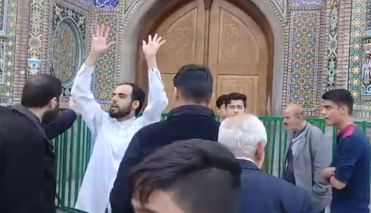 حمله افراطی‌ها به حرم حضرت معصومه (س) و حرم امام رضا (ع) / درب حرم شکسته شد/ اعتراض به تعطیلی حرم به دلیل کرونا (+ فیلم)