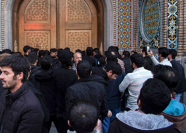 تصاویر معترضان جلوی حرم