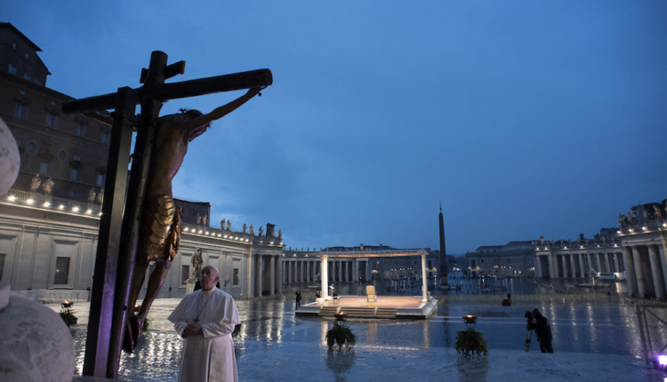 سخنرانی پاپ فرانسیس در محوطه کاملاً خالی کلیسای سن پیتر، واتیکان، ۲۷ مارس ۲۰۲۰