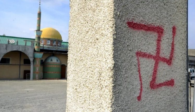 کشیدن تصاویر توهین آمیز روی مسجد مسلمانان جنوب فرانسه