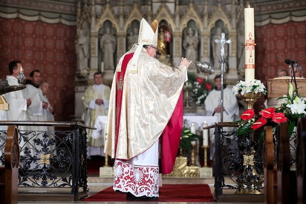 ادای احترام اسقف اعظم بوسنی به خانواده قربانیان سربرنیتسا