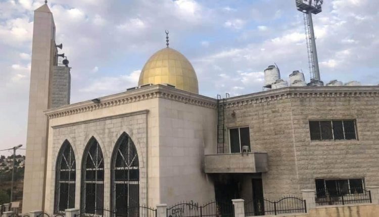شهرک نشینان صهیونیست یک مسجد را آتش زدند