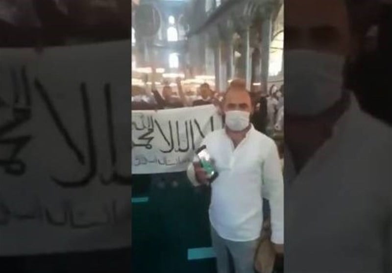 نمایش پرچم طالبان در معبد ایاصوفیه