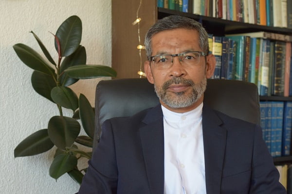 نویسنده خورشید زیر سُم اسبها