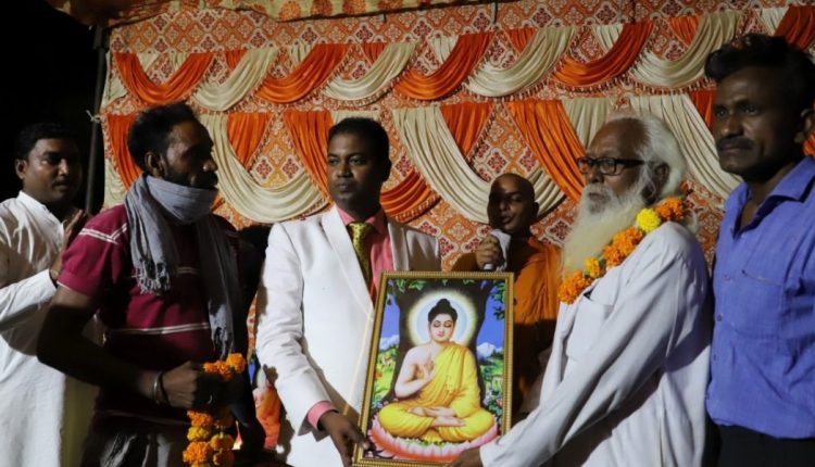 بیش از 200 نفر از جامعه والمیکی هند به آیین بودا گرویدند