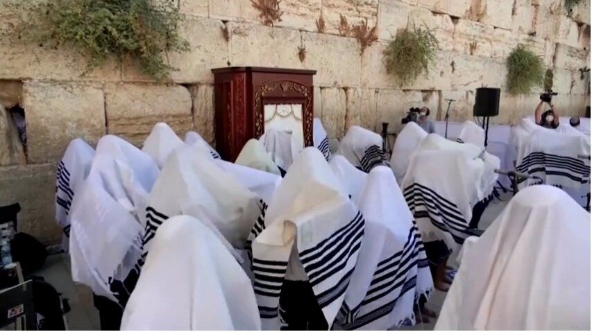 خاخامهای یهودی و سفیر آمریکا در تلآویو برای شفای ترامپ نماز خواندند