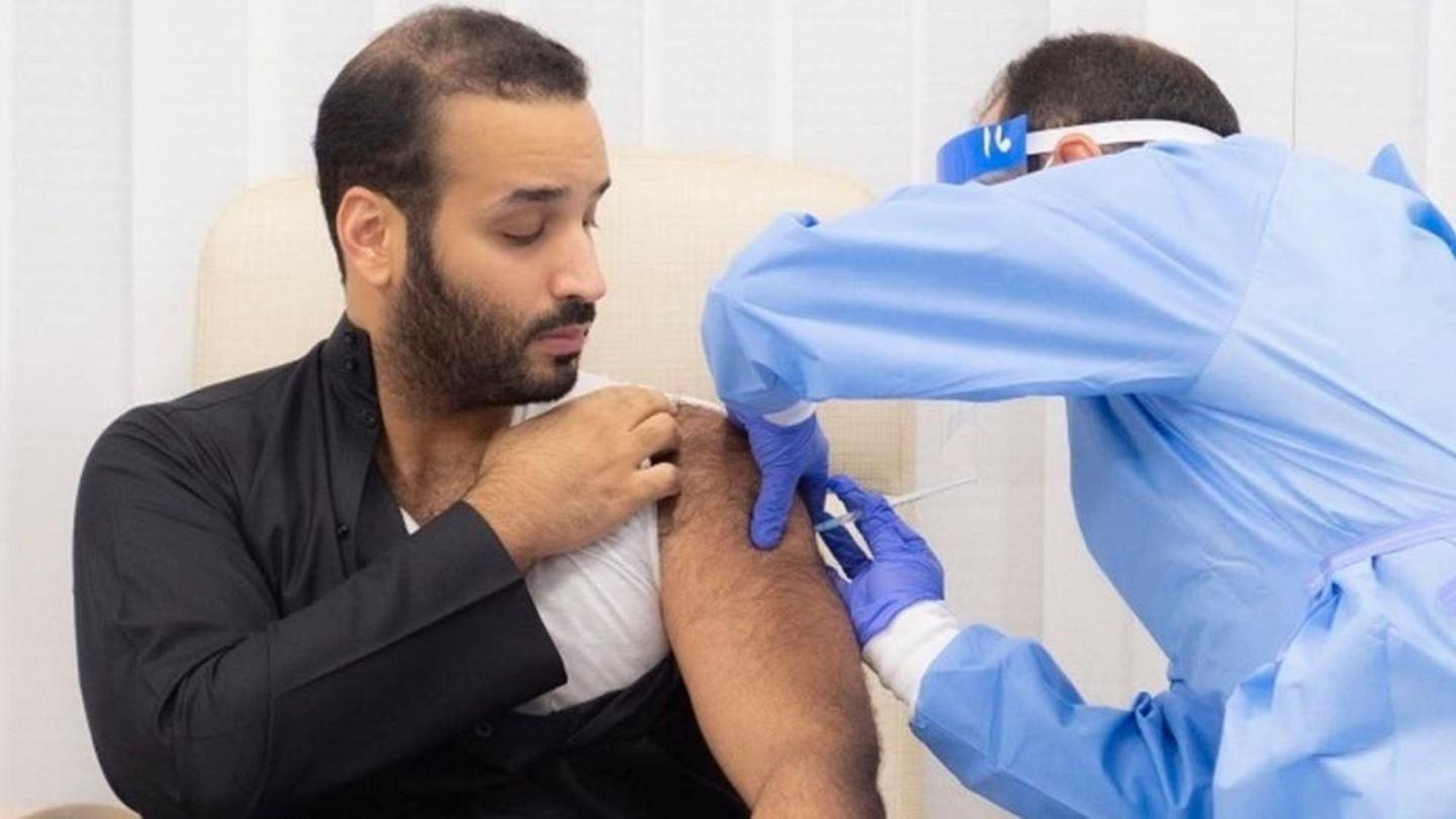 لحظه تزریق واکسن کرونا به ولیعهد عربستان در برابر دوربین