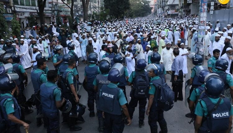 خشم مسلمانان بنگلادش درپی اهانت به قرآن