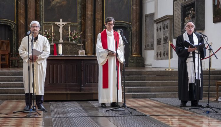 نیایش مشترک ادیان