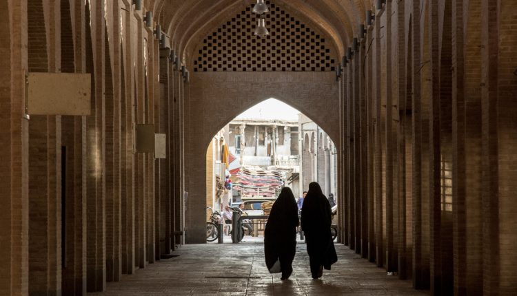 دو زن مسلمان در بازار