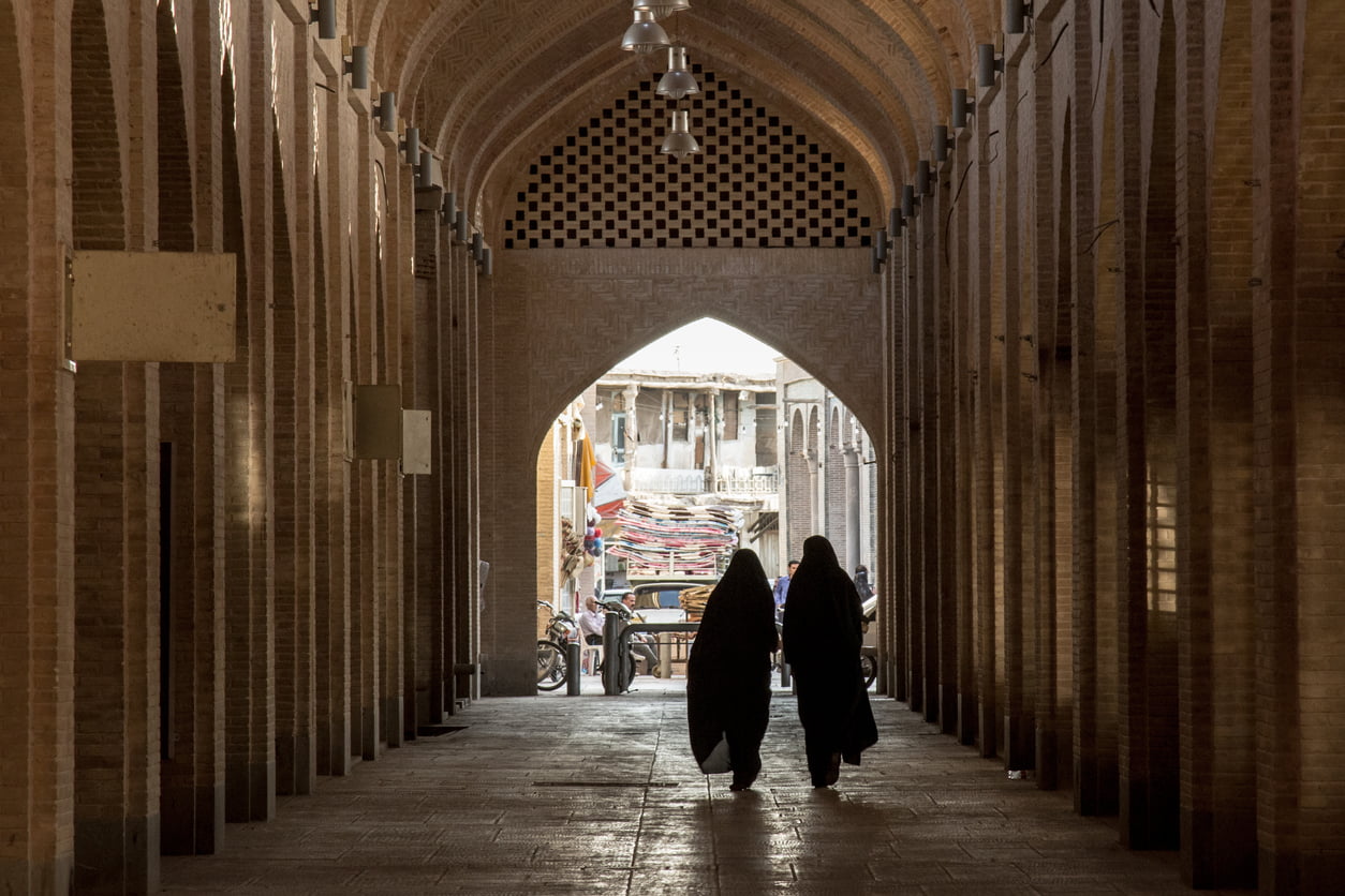 دو زن مسلمان در بازار