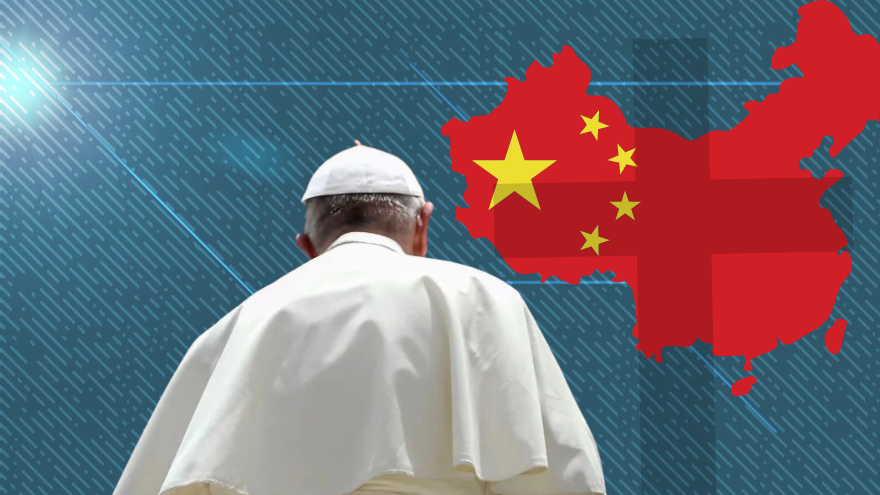 پاپ فرانسیس در کنار پرچم چین