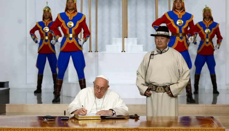 پاپ فرانسیس و تندیس چنگیزخان مغول