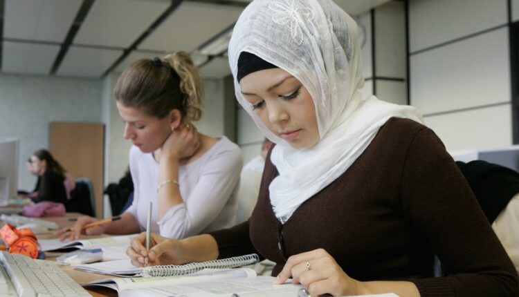 پوشیدن عبا در مدارس فرانسه