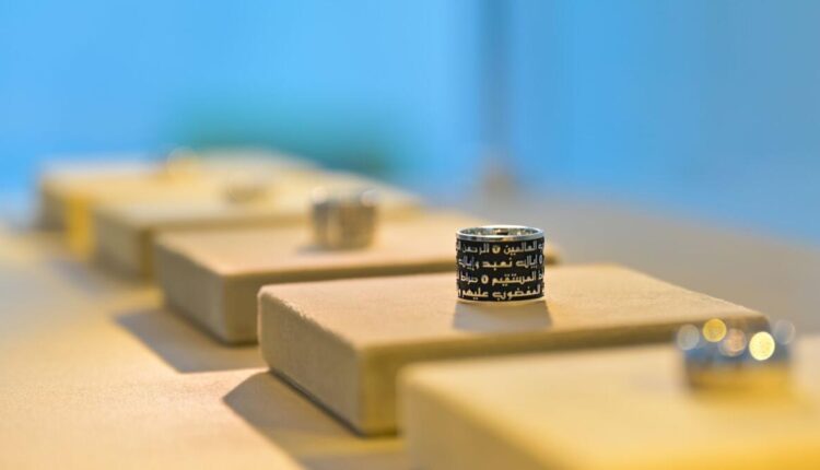 حکاکی آیات قرآن روی طلا