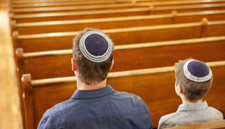 پخش اذان در کنیسه