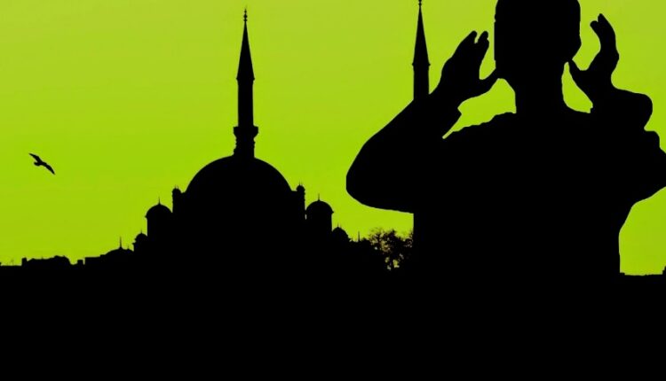 اذان می گویند