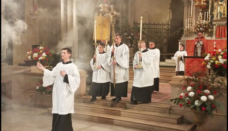 اذان کشیش مسیحی