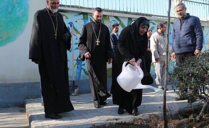 کاشت+درخت+ارامنه